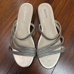 MORRIE Gold Rhinestone Slide Sandals – Size 8